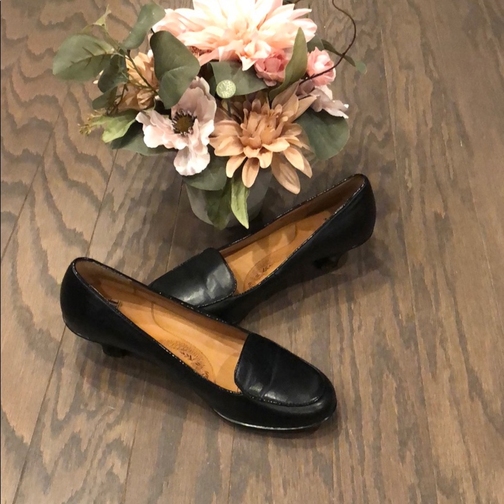 Size 8 sofft kitten heel shoes